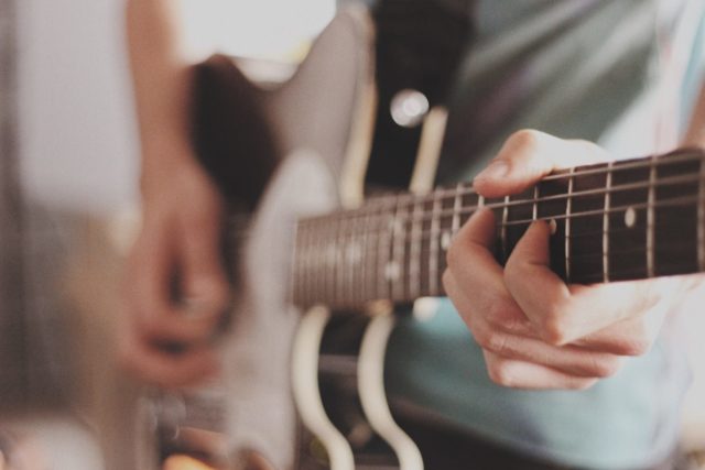 Lee más sobre el artículo 4 Canciones De Guitarra Easy Rock Para Impresionar A Tus Amigos